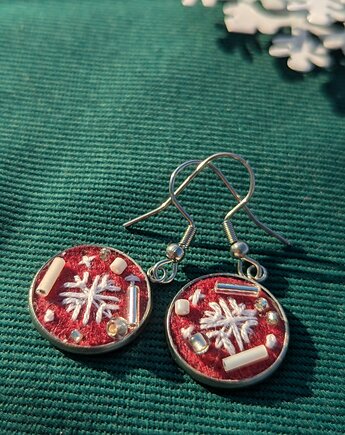 Śnieżynki - ręcznie haftowane kolczyki wiszące z koralikami, Papaya