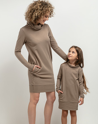 Komplet sukienek z kominem i kieszeniami dla mamy i córki, model 37, cappuccino, mala bajka