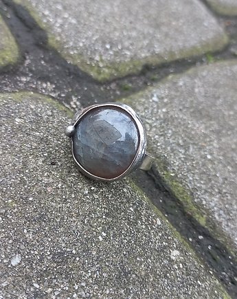 Szarość - pierścionek regulowany, po drugiej stronie lustra
