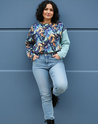 Nietypowa bluza bawełniana - Kolorowe Pióra, mniej więcej