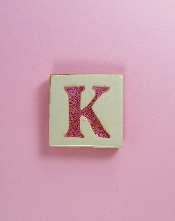 Ceramiczny magnes, różowa literka K, M.J