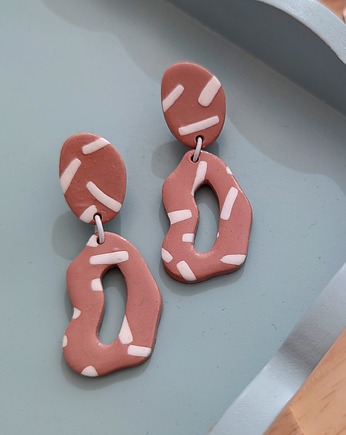 Kolczyki wiszące ameby, Strabirabi