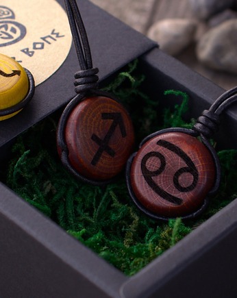 Naszyjnik znak zodiaku Strzelec - drewniany amulet zodiakalny, Hunterbone