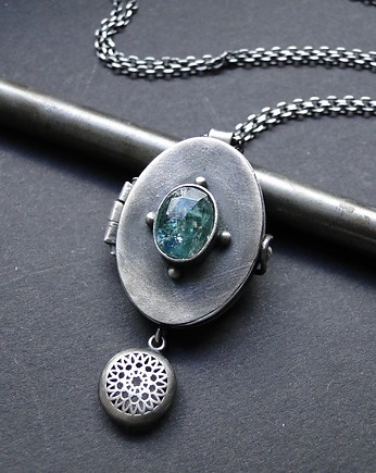 Sekretnik z kianitem, Memero