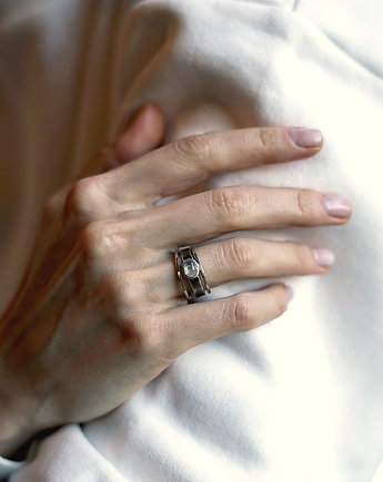 Srebrny pierścionek z kamieniem księżycowym w komplecie z obrączkami, LIKIKO Jewellery