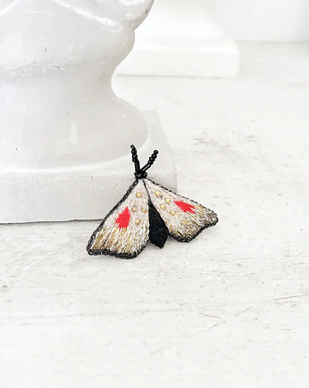 Broszka ĆMA 22 ręcznie haftowana przypinka owady motyle, HAART