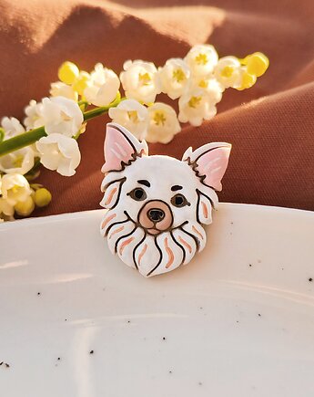 Pin piesek biała chihuahua, przypinka prezent dla właściciela psa, Dary Rusałki