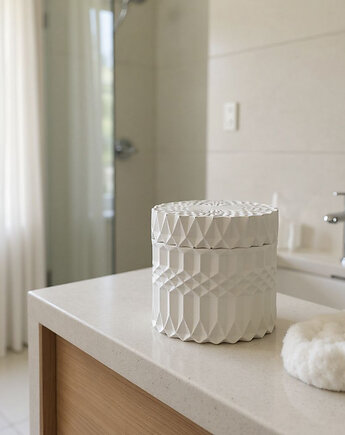 Świeca sojowa w naczyniu gipsowym SIMPLE WHITE,inspirowana La vie est belle, Oyka Candle