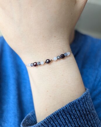 Elegancka bransoletka na nici granat, kianit, księżycowy kamień, Moui