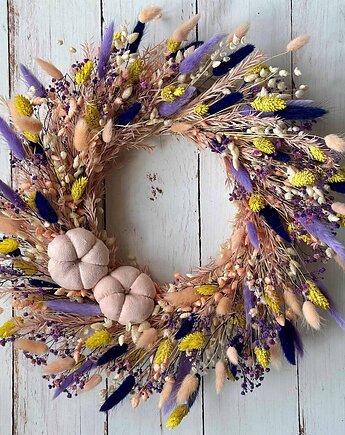 Jesienny wianek z suszonych roślin z materiałowymi dyniami, Rosa