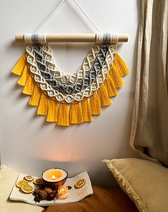 Makrama z chwostami musztardowa, Zaplątana W Sznurki