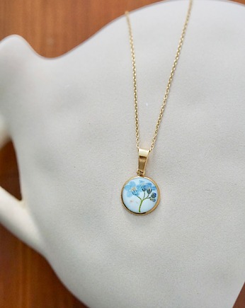 Naszyjnik z niezapominajkami na białym tle, ANKO rekodzielo