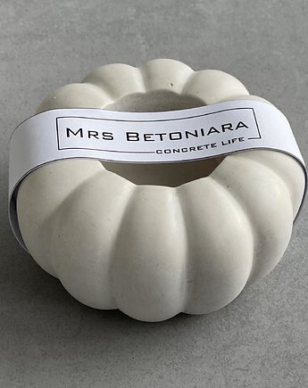Świecznik w kształcie dyni, Mrs Betoniara