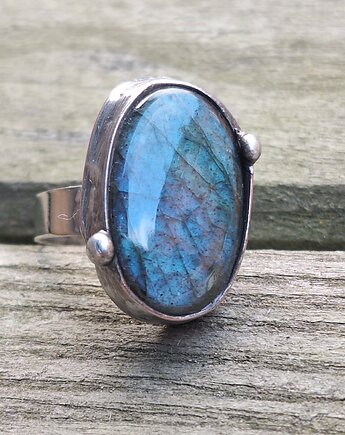 Niebieski - pierścionek regulowany, po drugiej stronie lustra