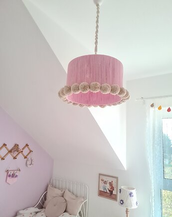 Różowa lampa sufitowa boho z beżowymi pomponami, Marmys Felt Studio