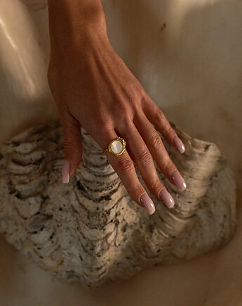 Złoty pierścionek z masą perłową Dream, w hand works