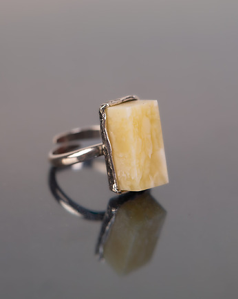 Pierścionek z prostokątnym mlecznym bursztynem, Andorii by Baco