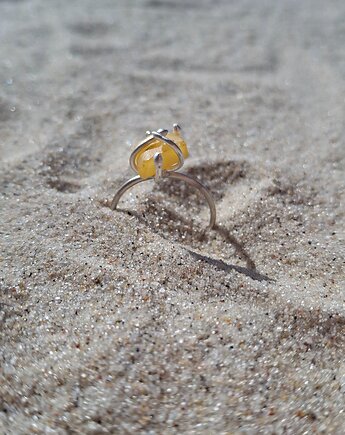 Pierścionek z mlecznym bursztynem, Atelier Cykada