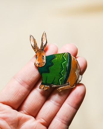 Broszka  zając Władek w wełnianym swetrze, Pintura