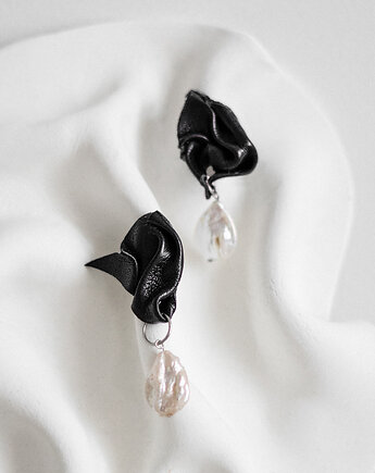 Kolczyki FAŁDY czarne z naturalną perłą, Fałda studio