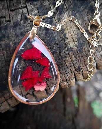 Wisiorek z płatkami róży, Figa handmade accessories