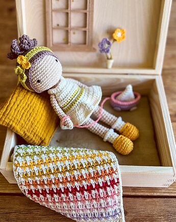 Drewniany Domek z szydełkową lalą - ekspresowa wysyłka, gucialoveskids