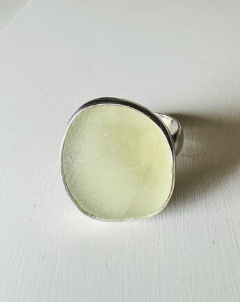 Srebrny pierścionek regulowany ze szkłem morskim, bluewavestudio