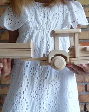 Drewniany tarktor z przyczepą drewniana zabawka, OSOBY - Prezent dla dziecka