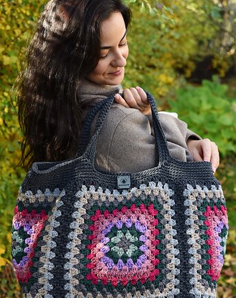 Duża torebka na szydełku granny square, Zasznurowane