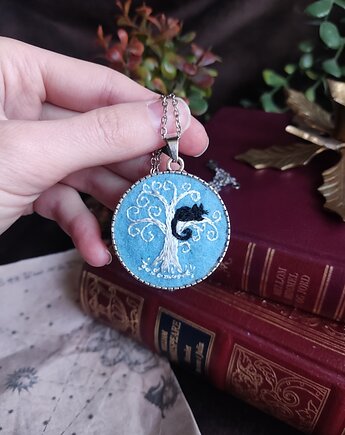 Haftowany wisiorek z drzewkiem i kotem