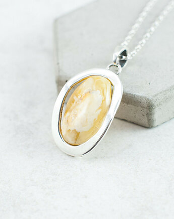 Owalny wisiorek z naturalnym bursztynem 925, Amber Charm