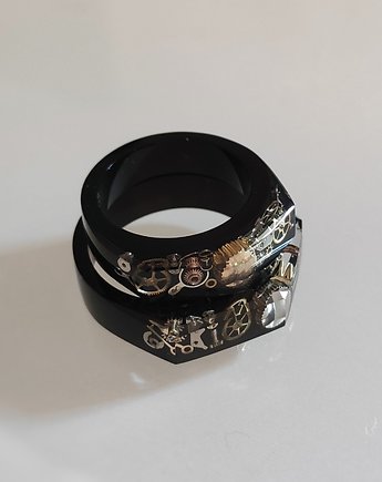 Czarny pierścionek z żywicy steampunk, Scradeus