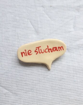 Broszka ceramiczna z napisem NIE SŁUCHAM, m2k studio