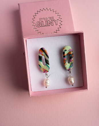 Wiszące kolczyki z perłą, Dwie Gliny