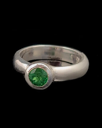 Pierścionek szlachetny tsavoryt, Pracownia Neores