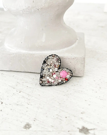 Broszka mini SERCE 8 ręcznie haftowana przypinka miłość