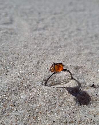 Pierścionek Pierściinek z bałtyckim bursztynem, Atelier Cykada