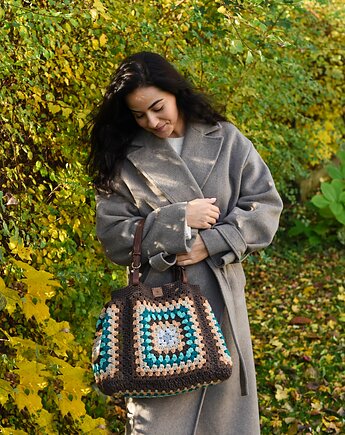 Duża torebka na szydełku granny square, Zasznurowane