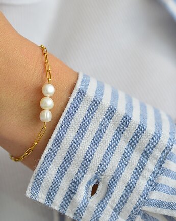 Bransoletka z perłami na łańcuszku, Laoni