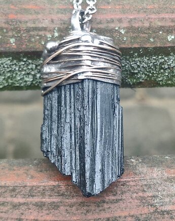 Turmalin jak węgiel - wisiorek, po drugiej stronie lustra