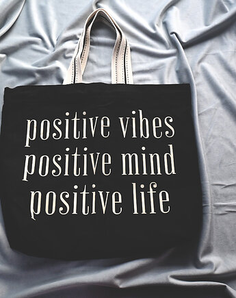 Bawełniana torba z afirmacją w kolorze czarnym POSITIVE VIBES MIND LIFE, mniej więcej
