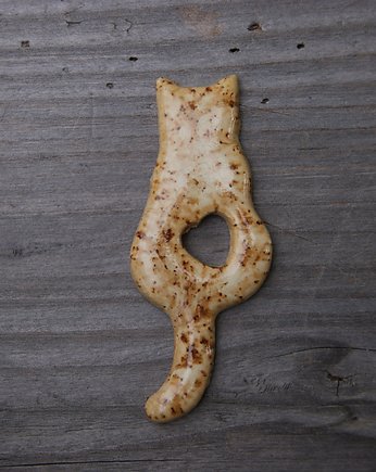 Ceramiczny magnes kot bezowy z sercem, Gliniana Koniczynka
