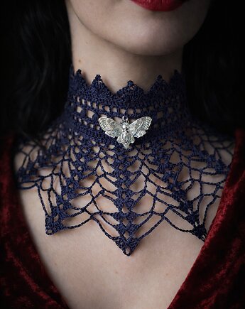 Granatowa kolia pajęczyna ze zmierzchnicą trupią główką, Księżycowa ćma