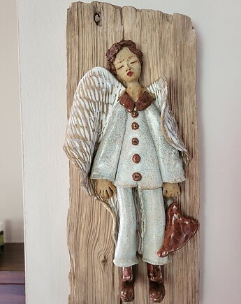 Ceramiczny Anioł na Starym Drewnie, ArtByLeika