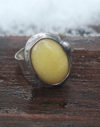 Żółty - pierścionek regulowany, po drugiej stronie lustra