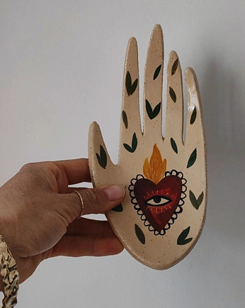 Dłoń ceramiczna z płonącym sercem, LaKama