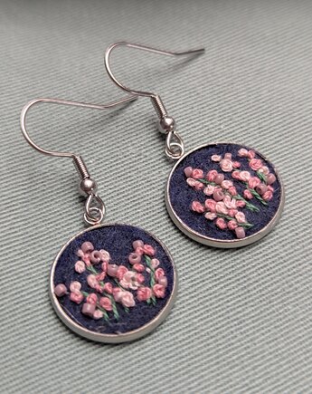 Kolczyki wiszące z drobnymi kwiatami i koralikami