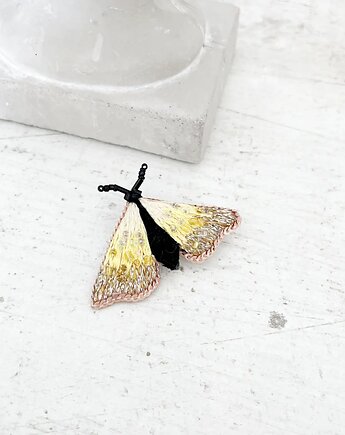 Broszka ĆMA 5 ręcznie haftowana przypinka owady motyle