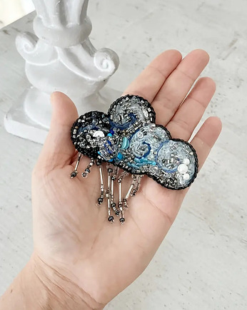 Broszka CHMURKA 3 ręcznie haftowana przypinka koraliki, HAART