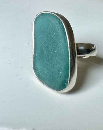 Srebrny pierścionek regulowany ze szkłem morskim, bluewavestudio